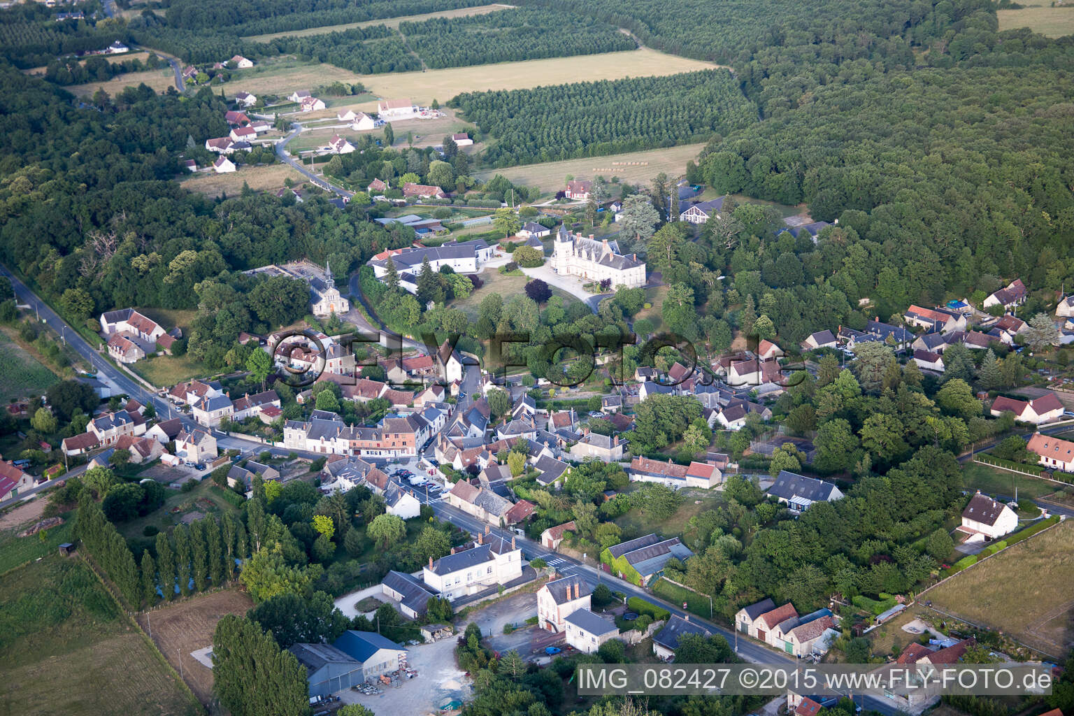 Vue aérienne de Rilly-sur-Loire dans le département Loir et Cher, France