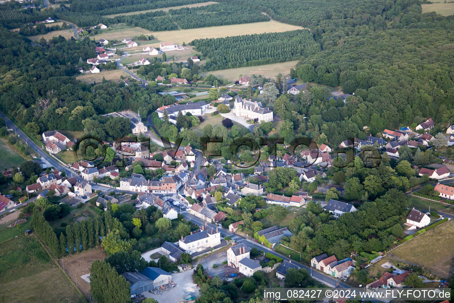 Vue aérienne de Rilly-sur-Loire dans le département Loir et Cher, France