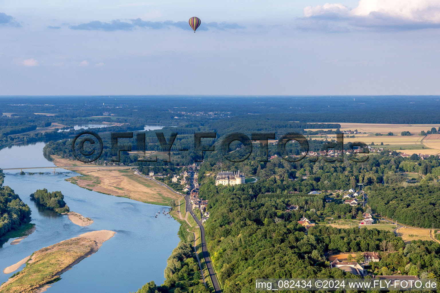 Vue aérienne de Montgolfière au-dessus de la Loire et de l'ensemble châteaux du château de Chaumont à Chaumont-sur-Loire dans le département Loir et Cher, France