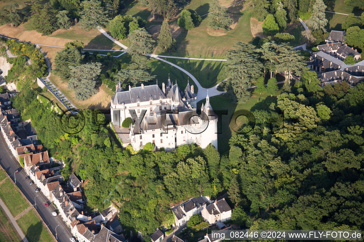 Image drone de Chaumont-sur-Loire dans le département Loir et Cher, France