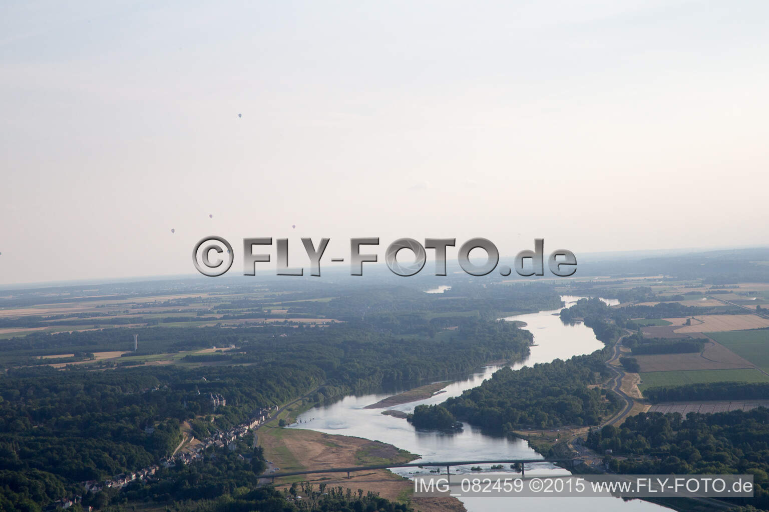 Vue aérienne de Des ballons au-dessus de la Loire à Chaumont-sur-Loire dans le département Loir et Cher, France