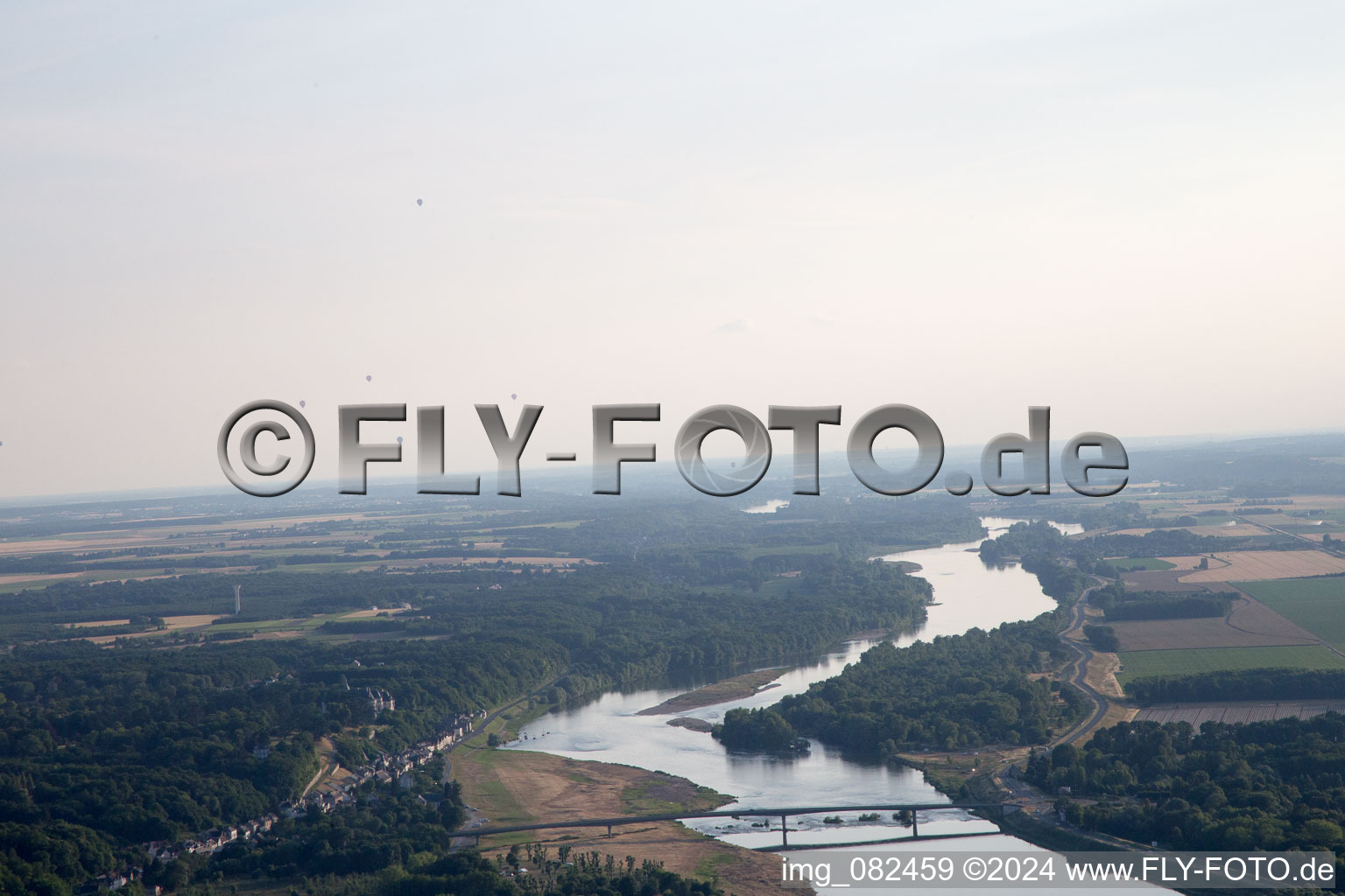 Vue aérienne de Des ballons au-dessus de la Loire à Chaumont-sur-Loire dans le département Loir et Cher, France