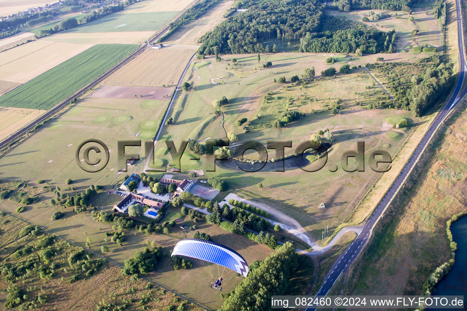 Vue aérienne de Golf à la carte à Chouzy-sur-Cisse dans le département Loir et Cher, France