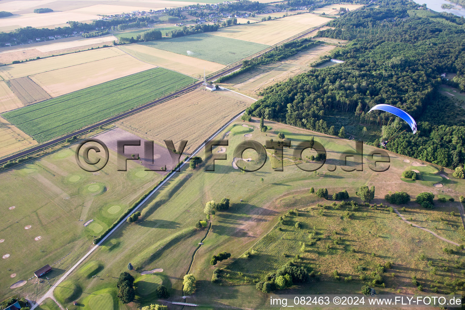 Vue oblique de Golf à la carte à Chouzy-sur-Cisse dans le département Loir et Cher, France