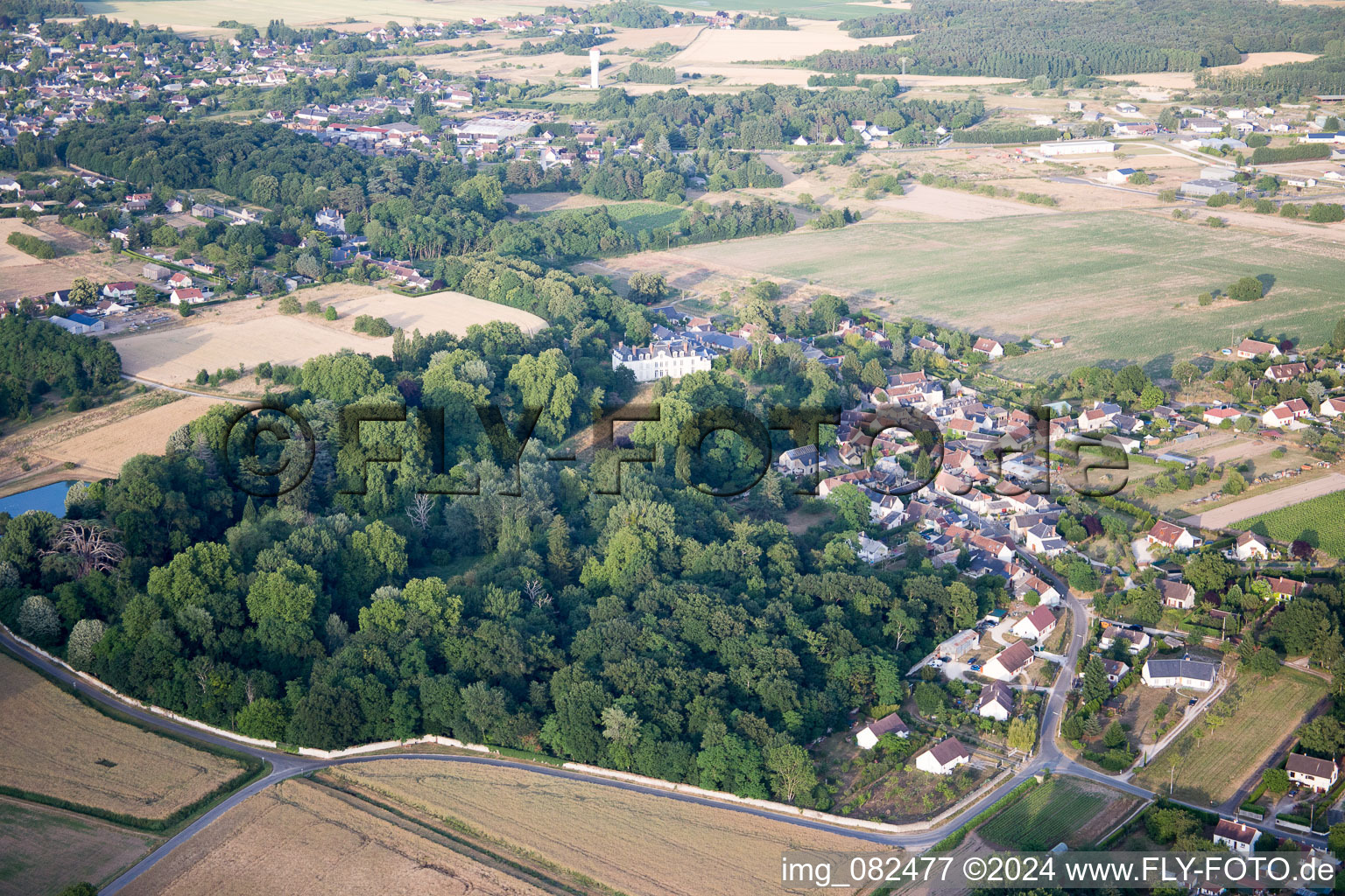 Vue aérienne de Complexe du château Chouzy-sur-Cisse à Chouzy-sur-Cisse dans le département Loir et Cher, France