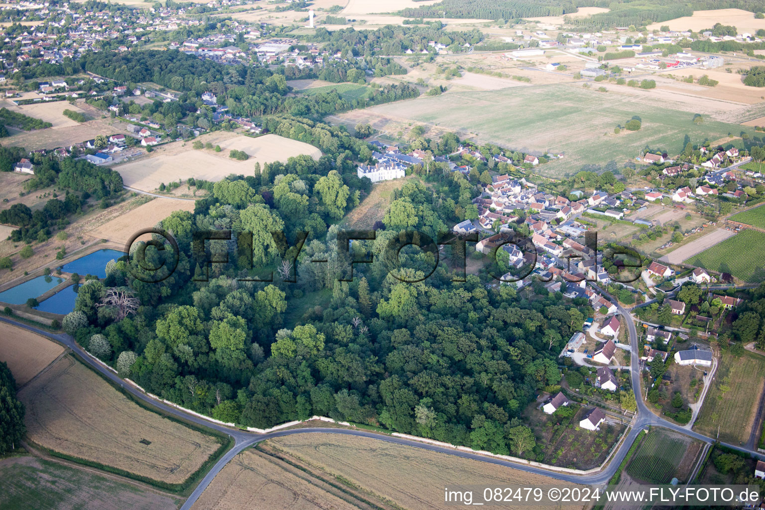 Vue aérienne de Complexe du château Chouzy-sur-Cisse à Chouzy-sur-Cisse dans le département Loir et Cher, France