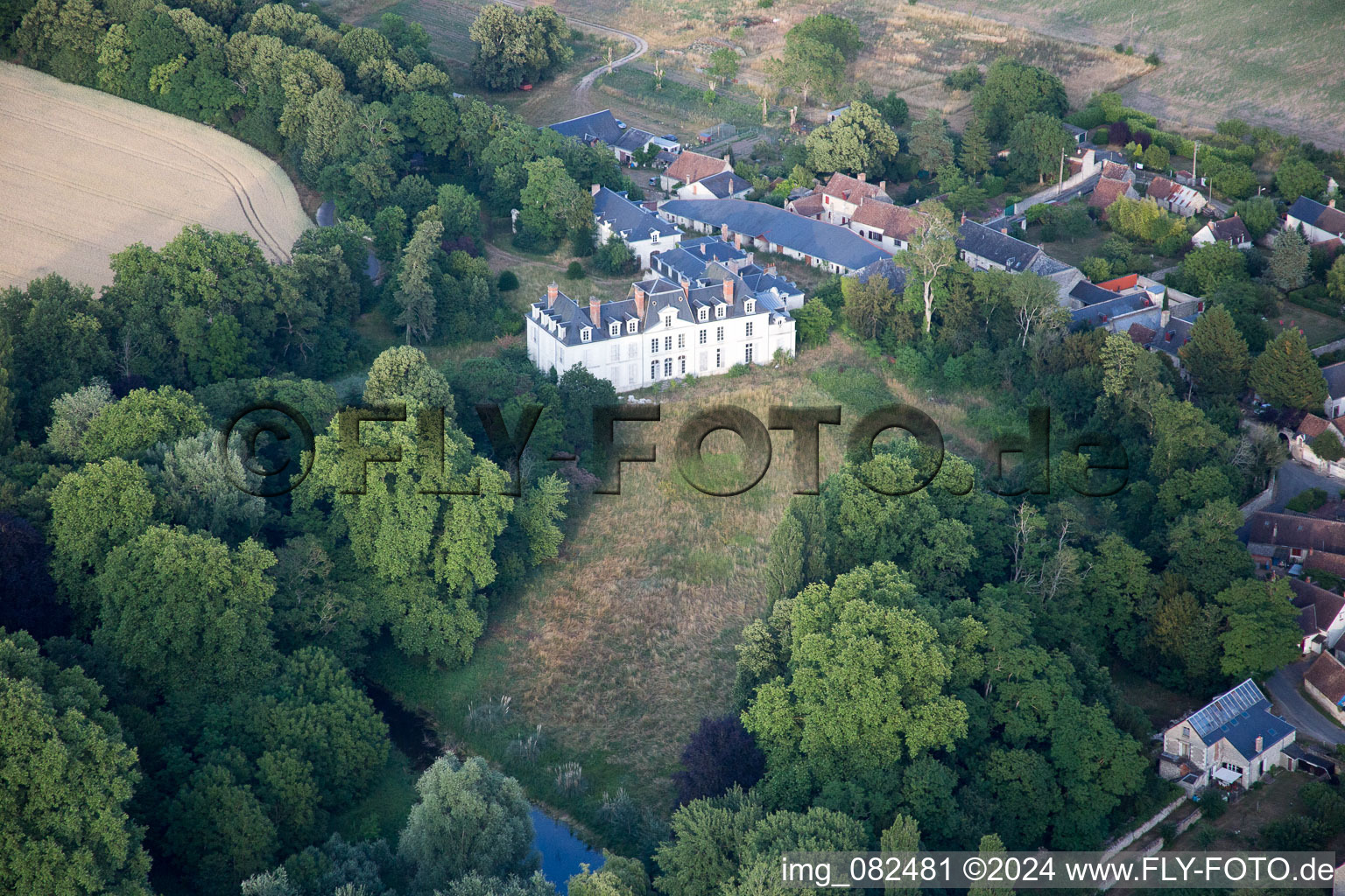 Photographie aérienne de Complexe du château Chouzy-sur-Cisse à Chouzy-sur-Cisse dans le département Loir et Cher, France