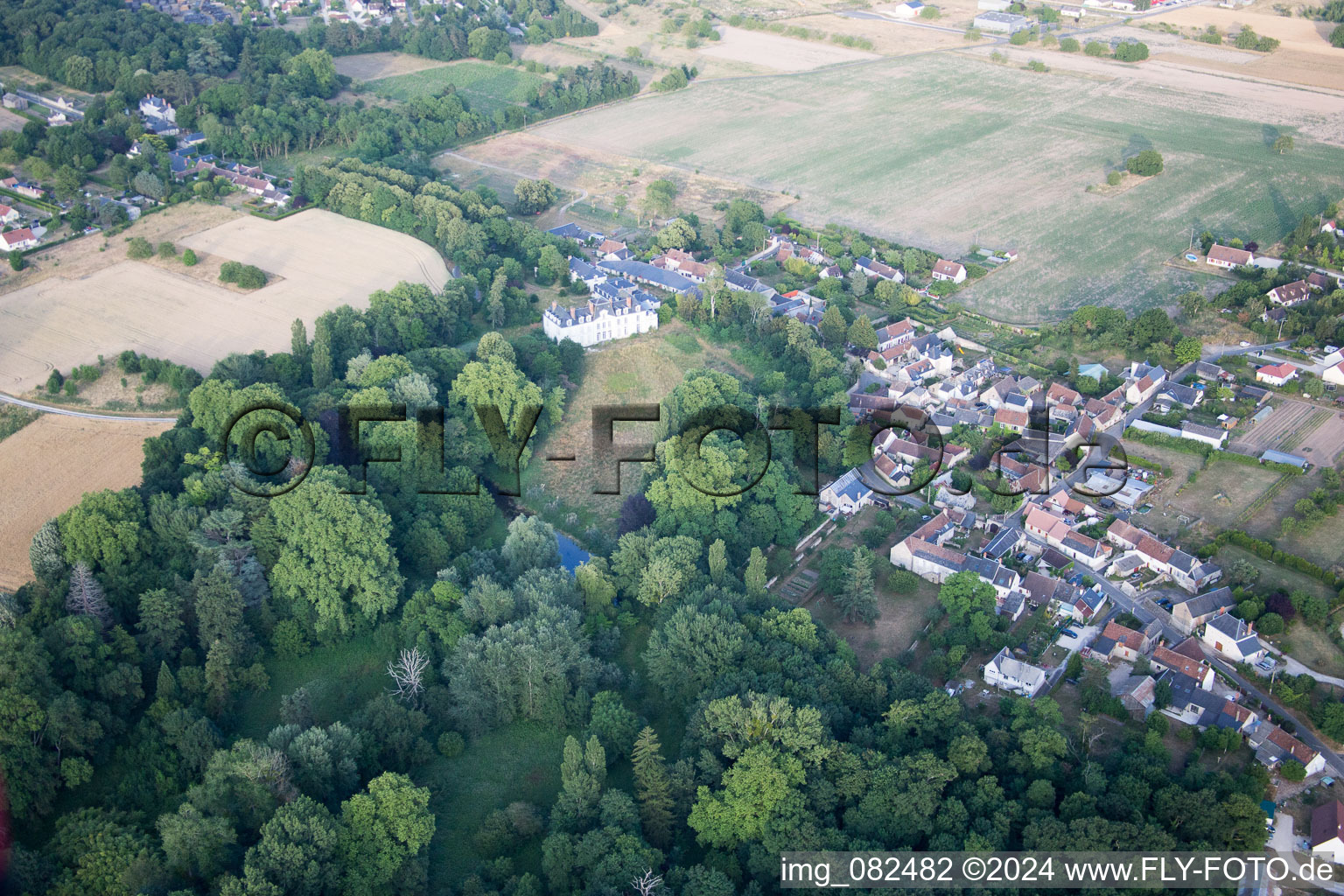 Vue aérienne de Château de Madon à Candé-sur-Beuvron dans le département Loir et Cher, France