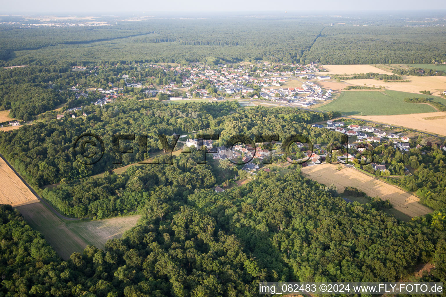 Vue aérienne de Chailles dans le département Loir et Cher, France