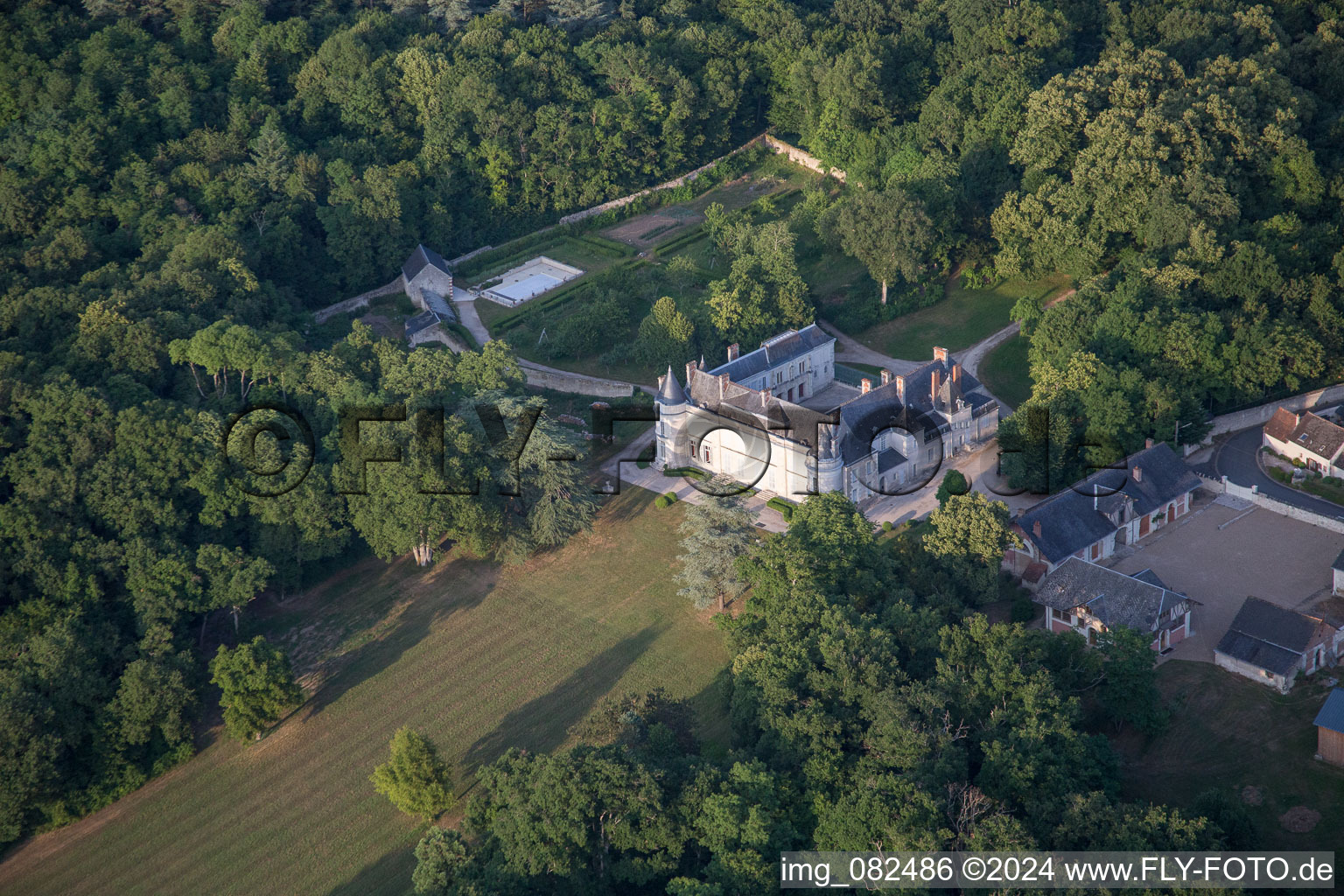 Vue aérienne de Château de Chartau de Plessis à Chailles dans le département Loir et Cher, France