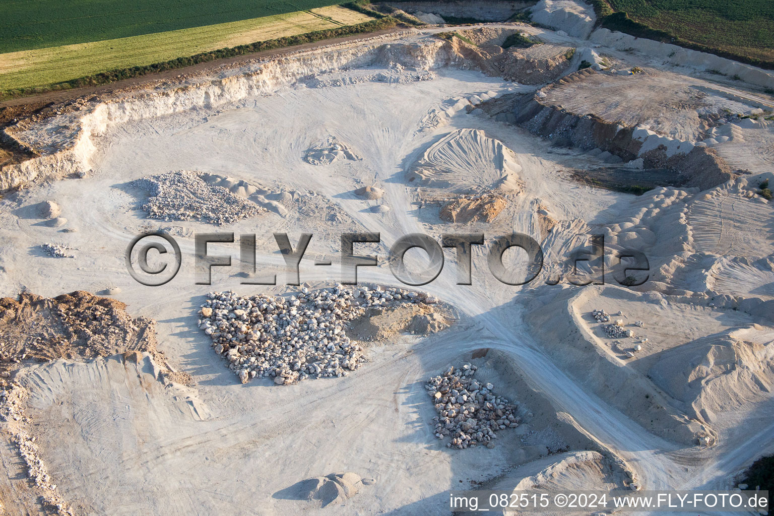 Vue aérienne de Carrière à Averdon dans le département Loir et Cher, France