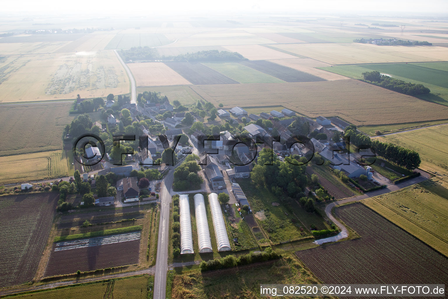 Vue aérienne de La Chapelle-Saint-Martin-en-Plaine dans le département Loir et Cher, France