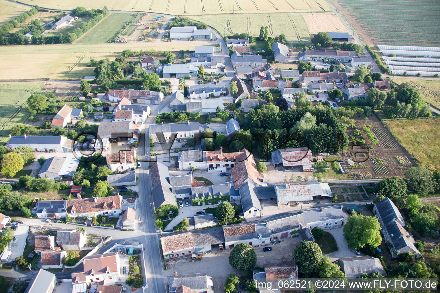 Vue aérienne de La Chapelle-Saint-Martin-en-Plaine dans le département Loir et Cher, France