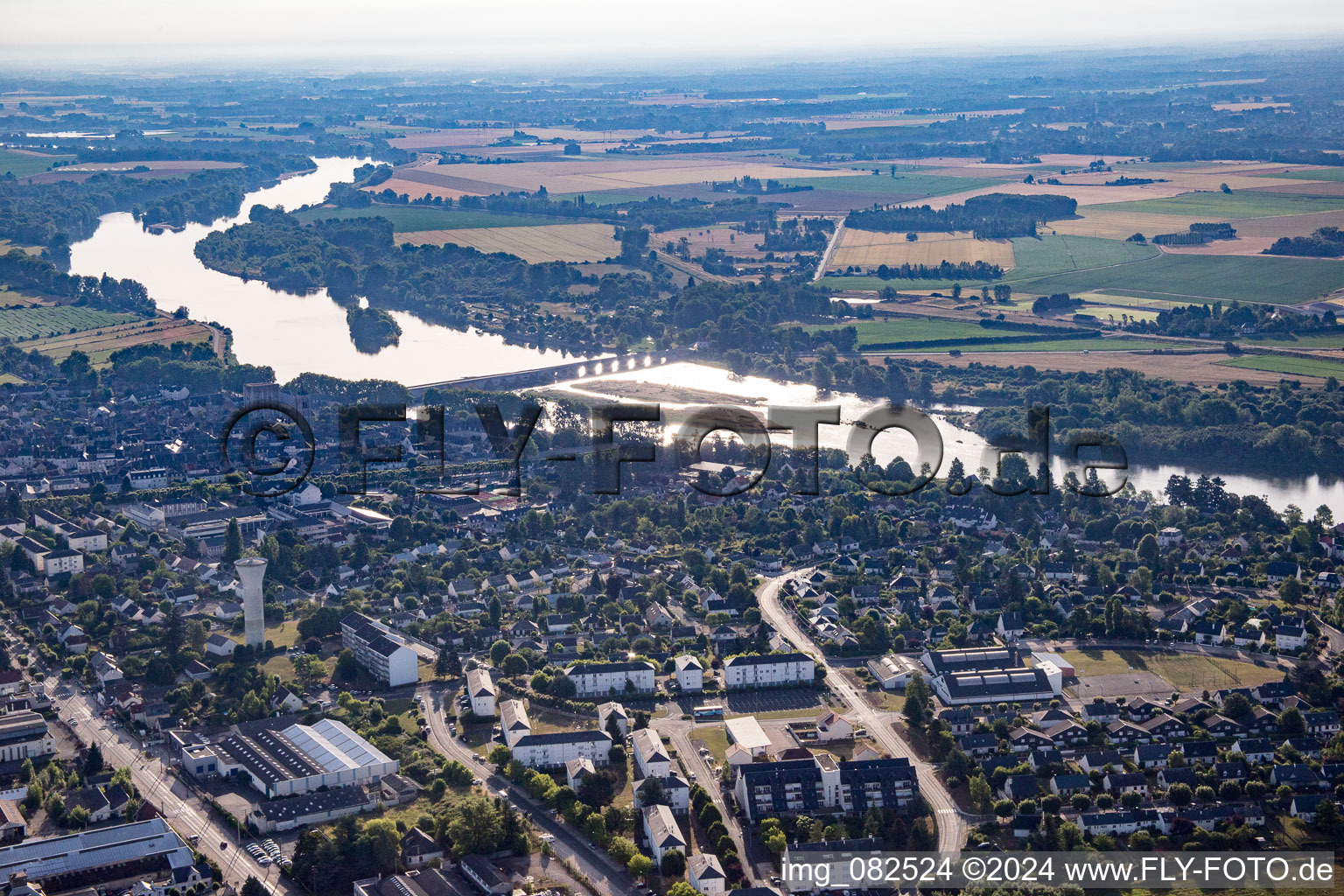 Vue aérienne de Beaugency dans le département Loiret, France