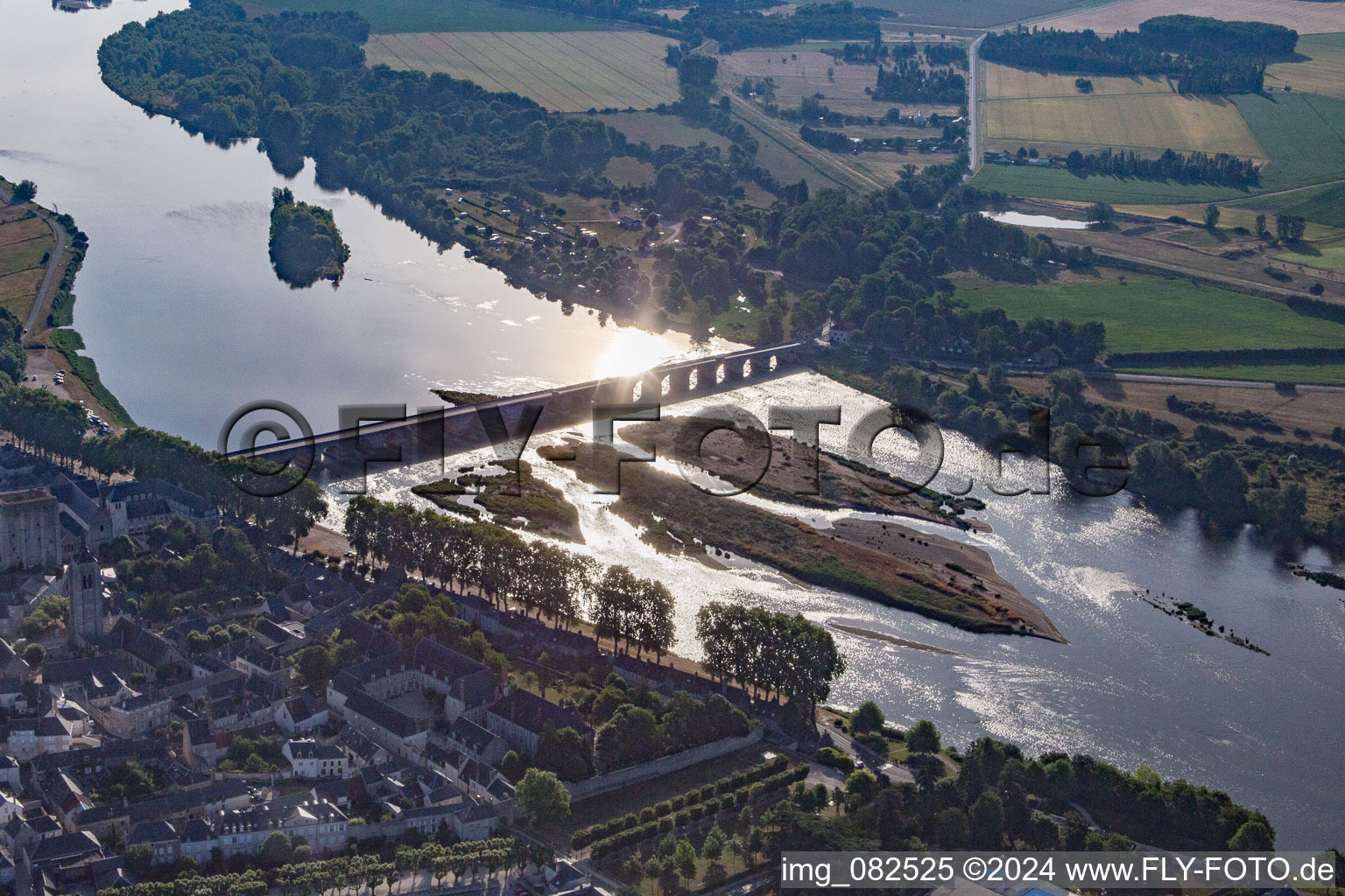 Vue aérienne de Beaugency dans le département Loiret, France