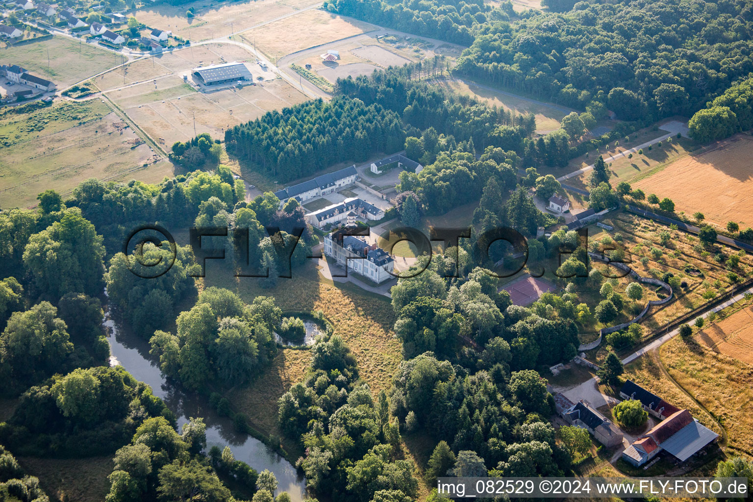 Vue aérienne de Dry dans le département Loiret, France