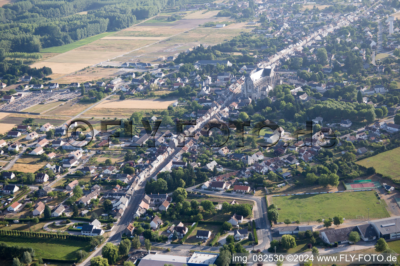 Vue aérienne de Cléry-Saint-André dans le département Loiret, France