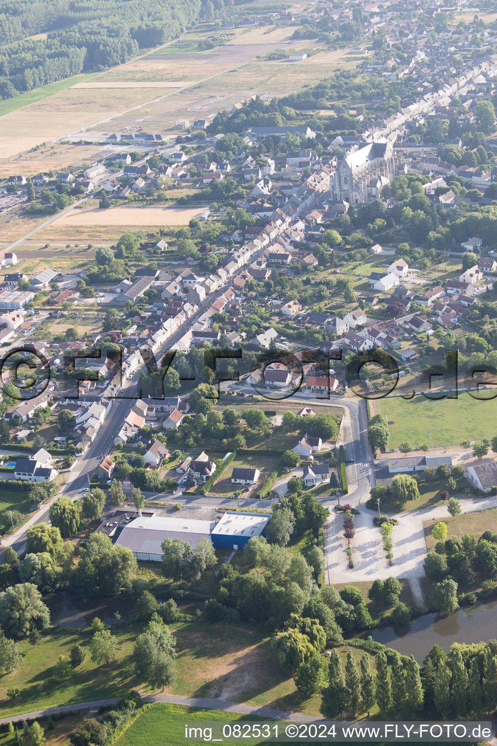 Vue aérienne de Cléry-Saint-André dans le département Loiret, France