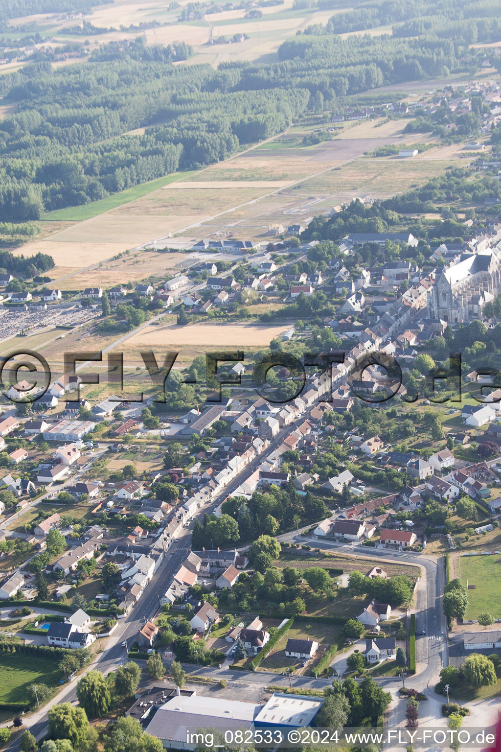 Vue oblique de Cléry-Saint-André dans le département Loiret, France