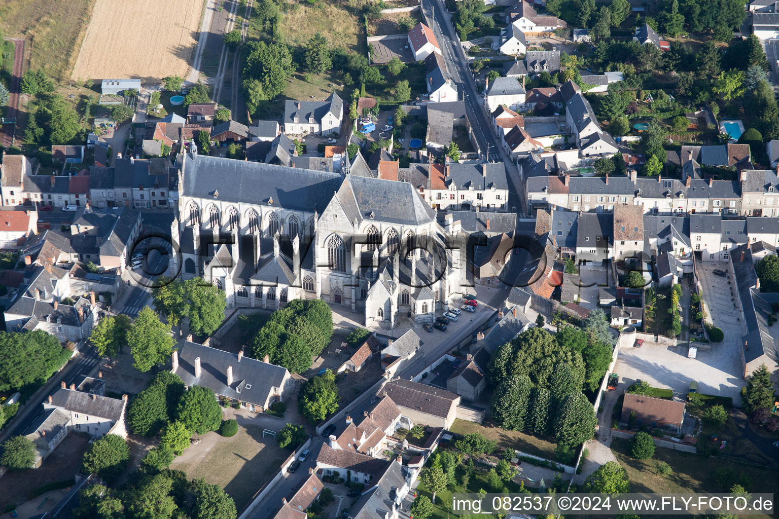 Vue aérienne de Basilique Notre-Dame au centre du village à Cléry-Saint-André dans le département Loiret, France