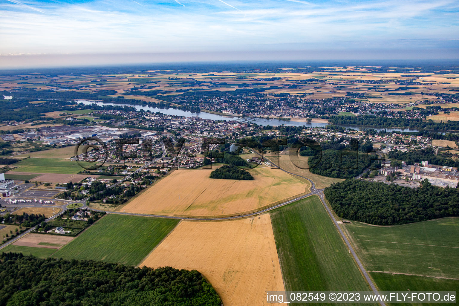 Vue aérienne de Saint-Denis-de-l'Hôtel dans le département Loiret, France