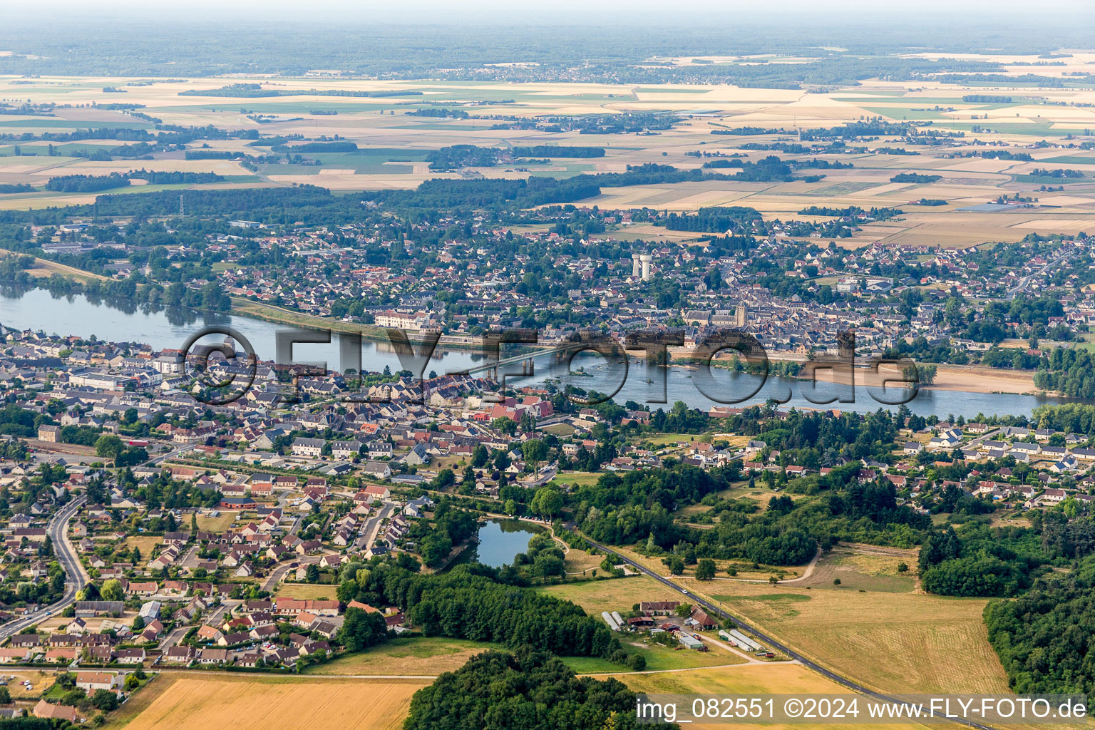 Vue aérienne de Vue sur la ville au bord de la Loire à Saint-Denis-de-l'Hôtel à Saint-Denis-de-l'Hôtel dans le département Loiret, France