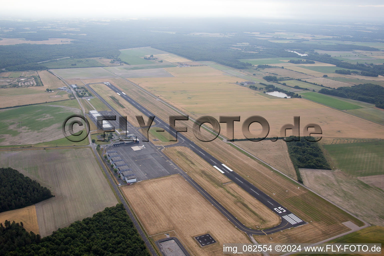 Vue aérienne de Orléans, Aéroport du Loiret - Orléans à Saint-Denis-de-l'Hôtel dans le département Loiret, France