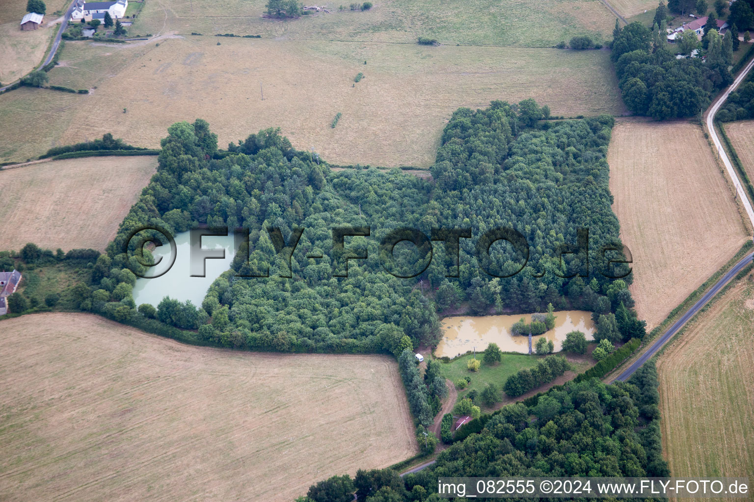 Vue aérienne de Vitry-aux-Loges dans le département Loiret, France