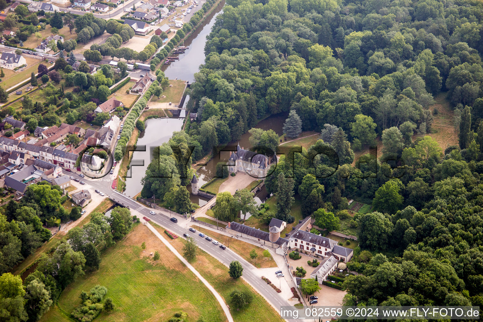 Vue aérienne de Parc du Château du Château sur le Canal d'Orléans à Vitry-aux-Loges dans le département Loiret, France