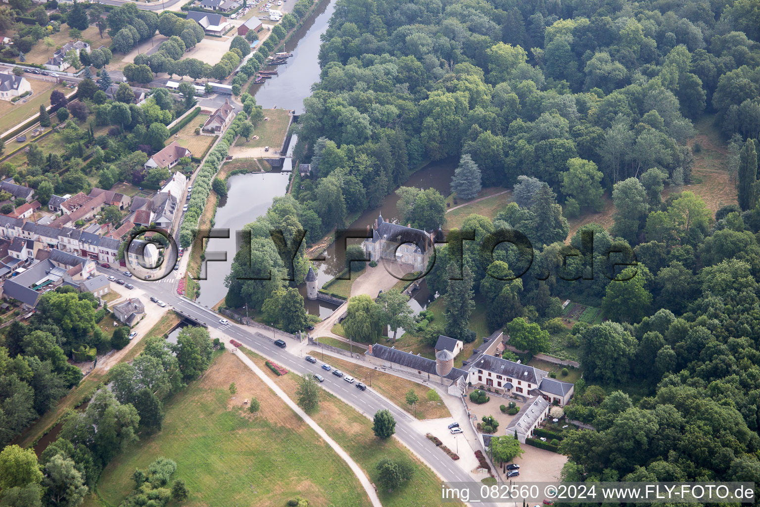 Vue oblique de Vitry-aux-Loges dans le département Loiret, France