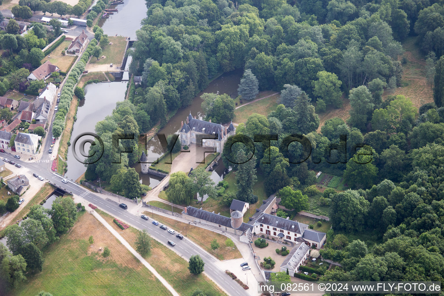 Vitry-aux-Loges dans le département Loiret, France d'en haut