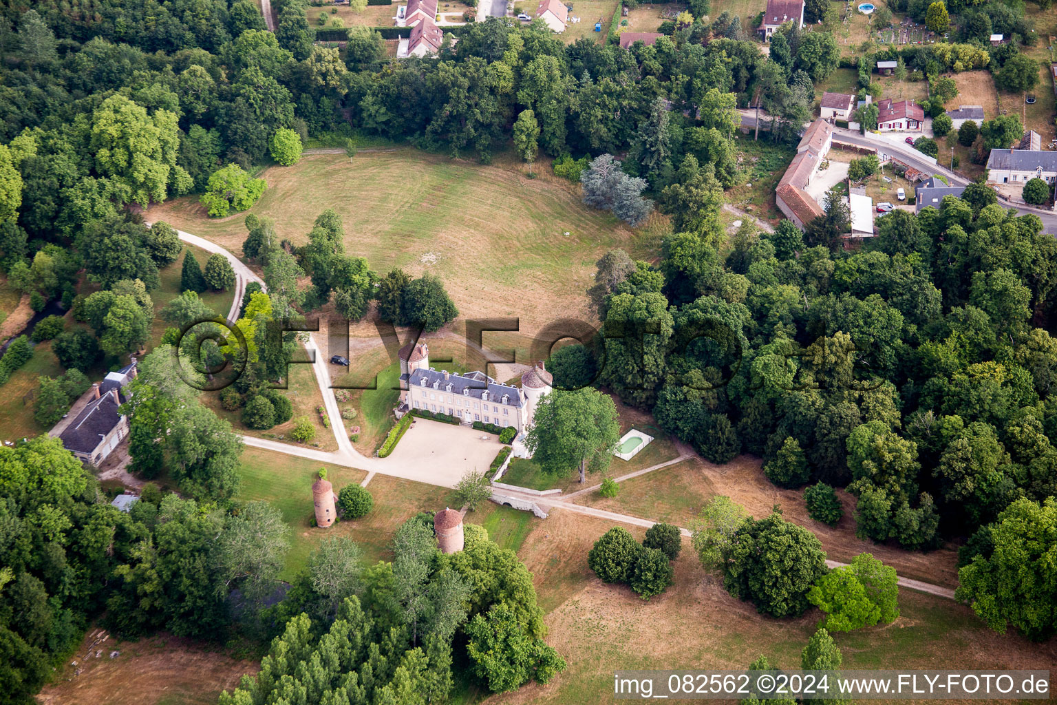 Vue aérienne de Parc du château depuis le château à Vitry-aux-Loges dans le département Loiret, France