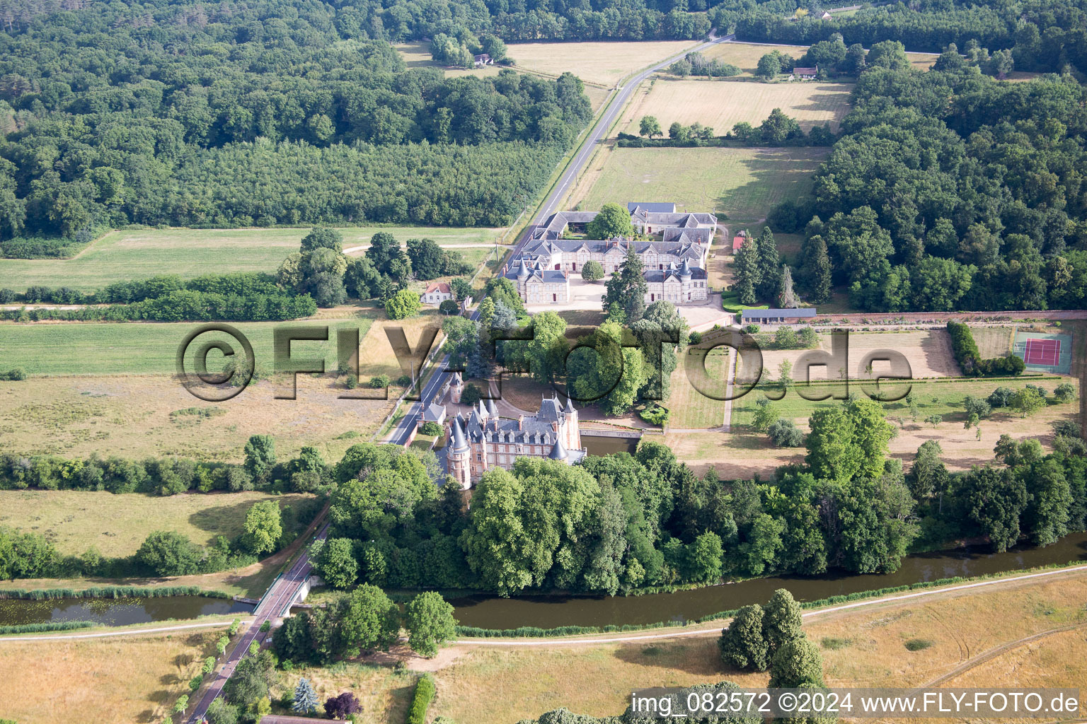 Vue aérienne de Château de Combreux à Combreux dans le département Loiret, France