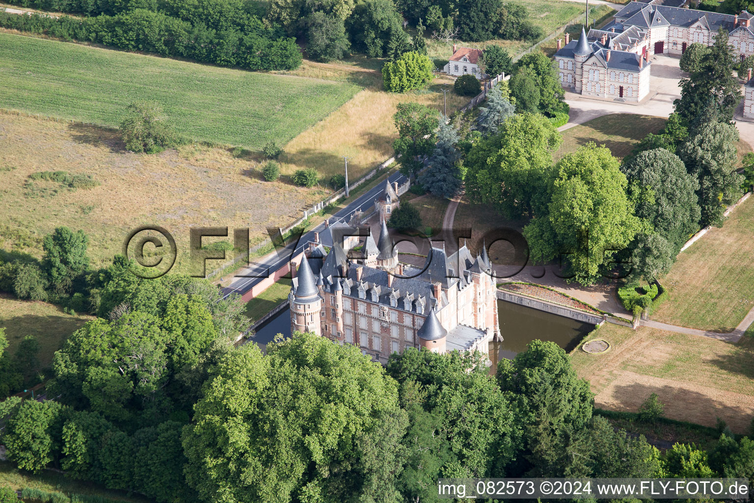 Vue aérienne de Château de Combreux à Combreux dans le département Loiret, France