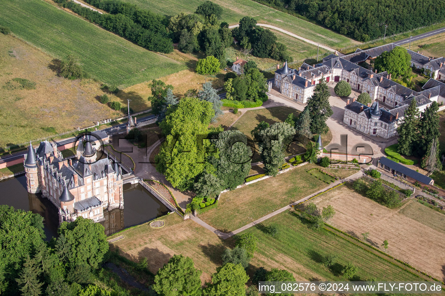 Vue aérienne de Bâtiments et installations du parc du château du château à douves Château de Combreux à Combreux dans le département Loiret, France