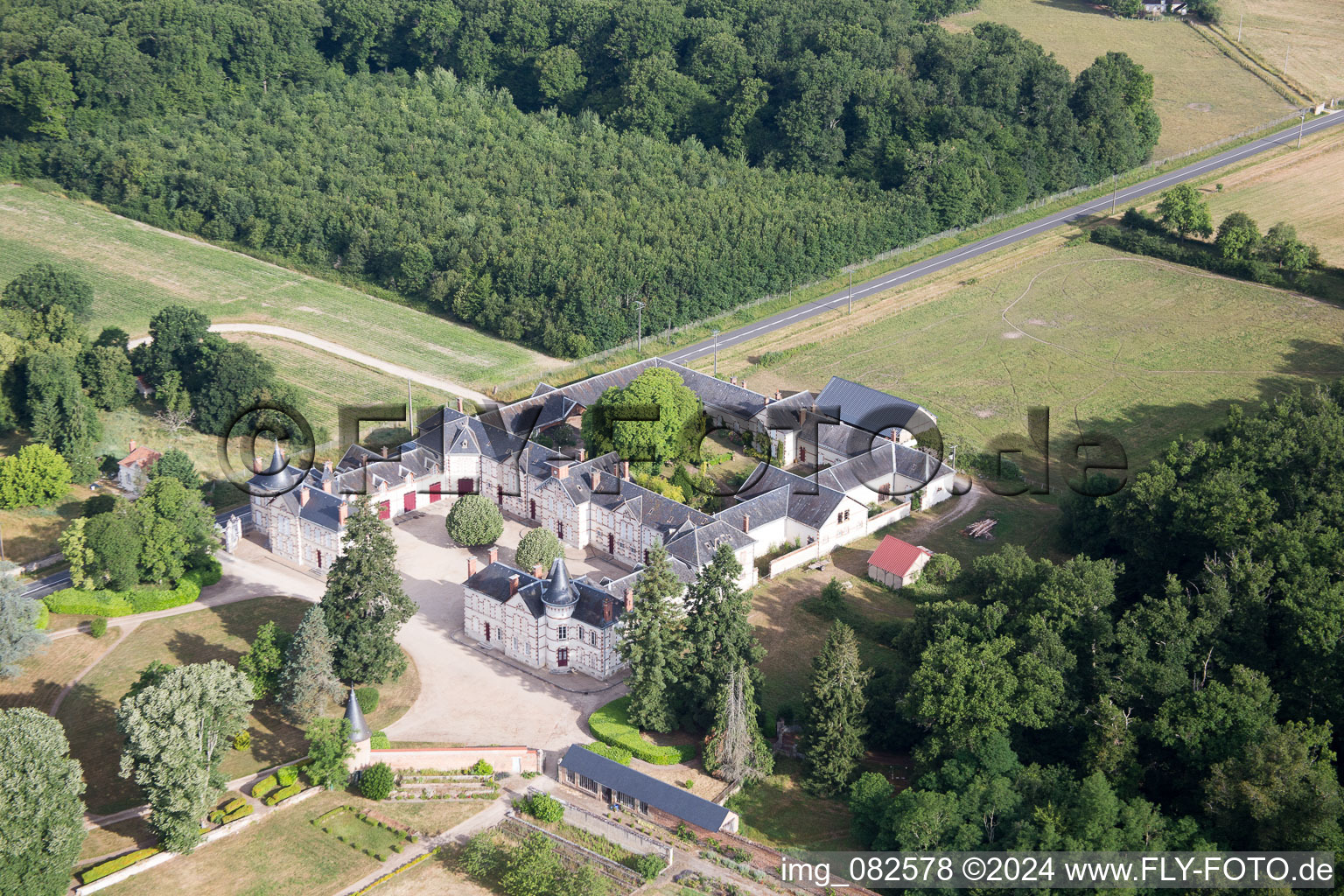 Château de Combreux à Combreux dans le département Loiret, France hors des airs