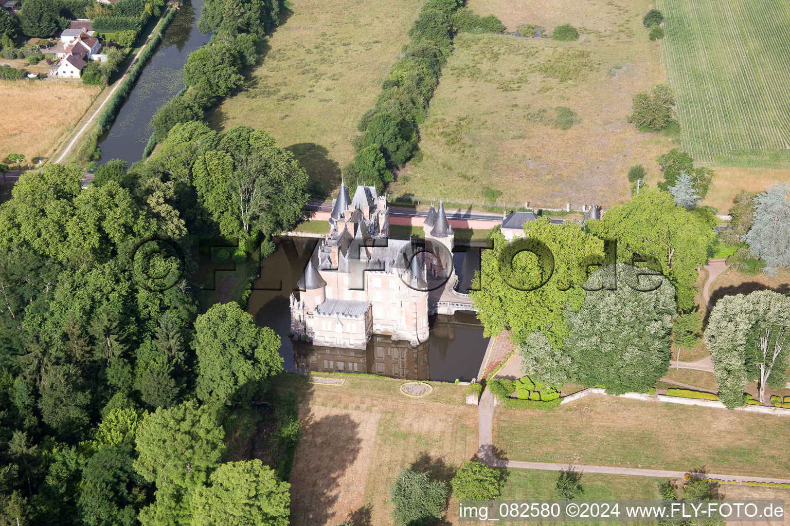 Château de Combreux à Combreux dans le département Loiret, France vue d'en haut
