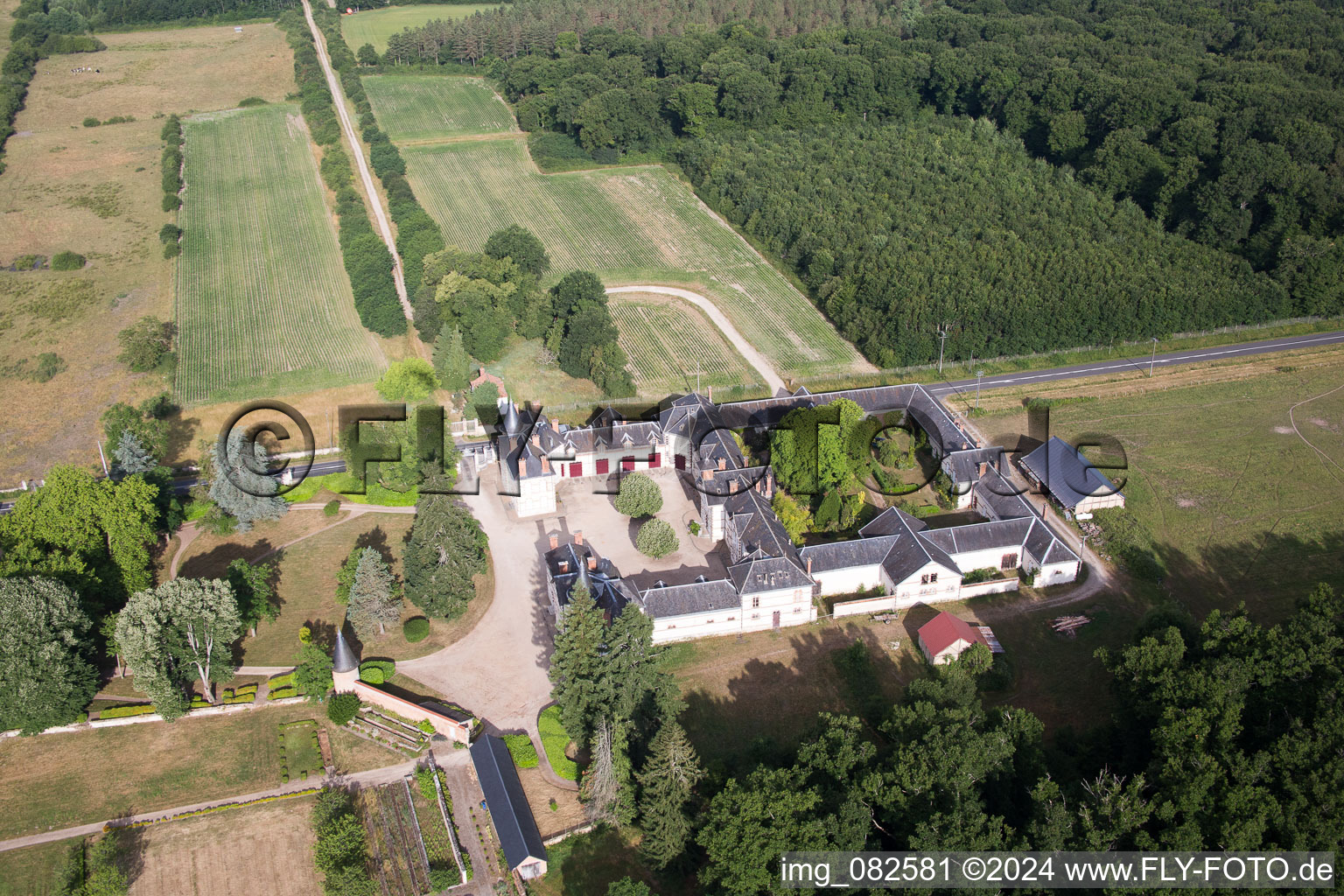 Château de Combreux à Combreux dans le département Loiret, France depuis l'avion