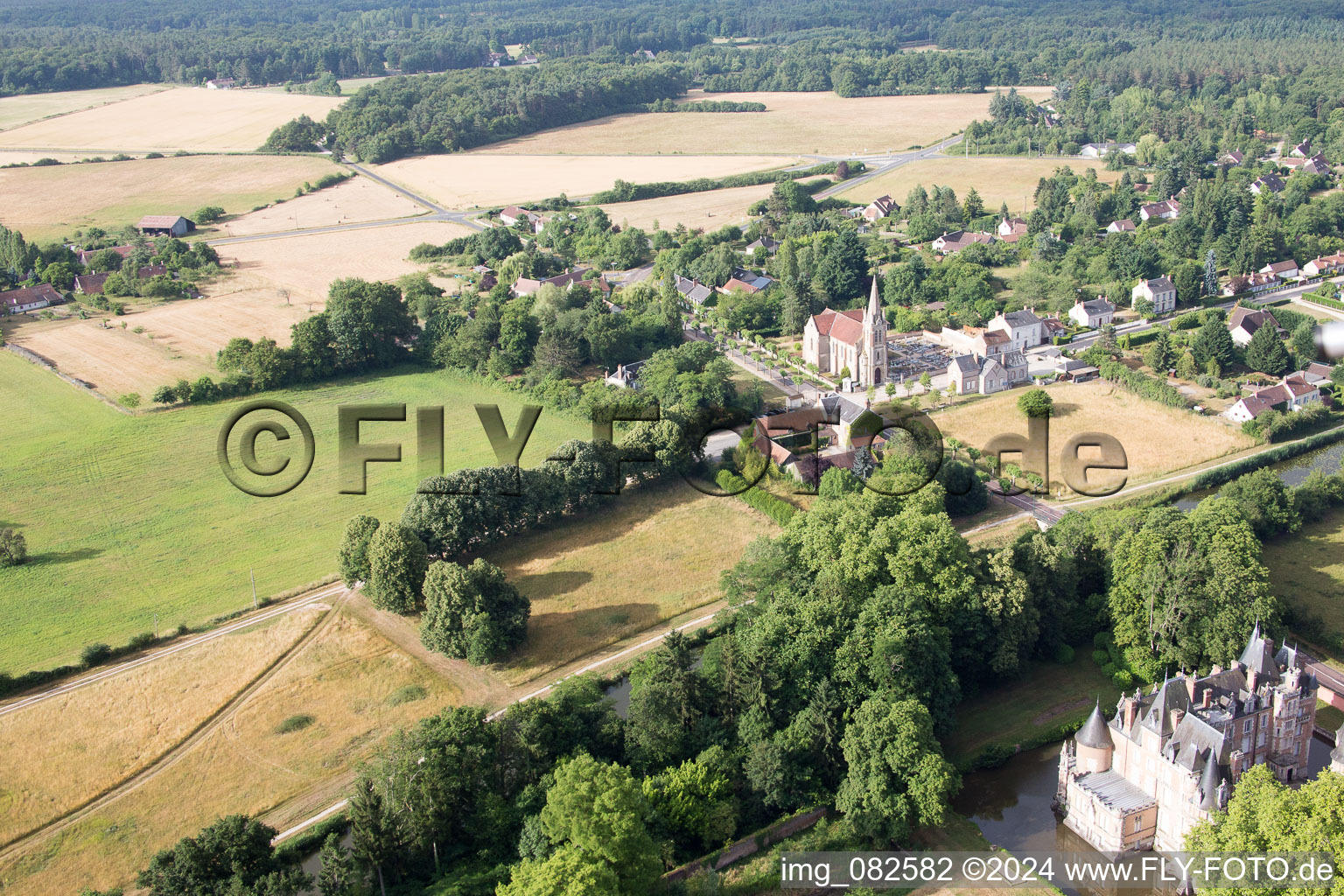 Vue aérienne de Château de Combreux (F-Loiret) à Combreux dans le département Loiret, France