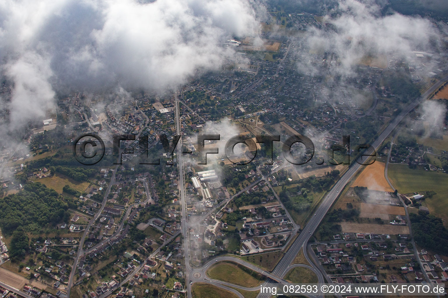 Vue aérienne de Villemandeur dans le département Loiret, France