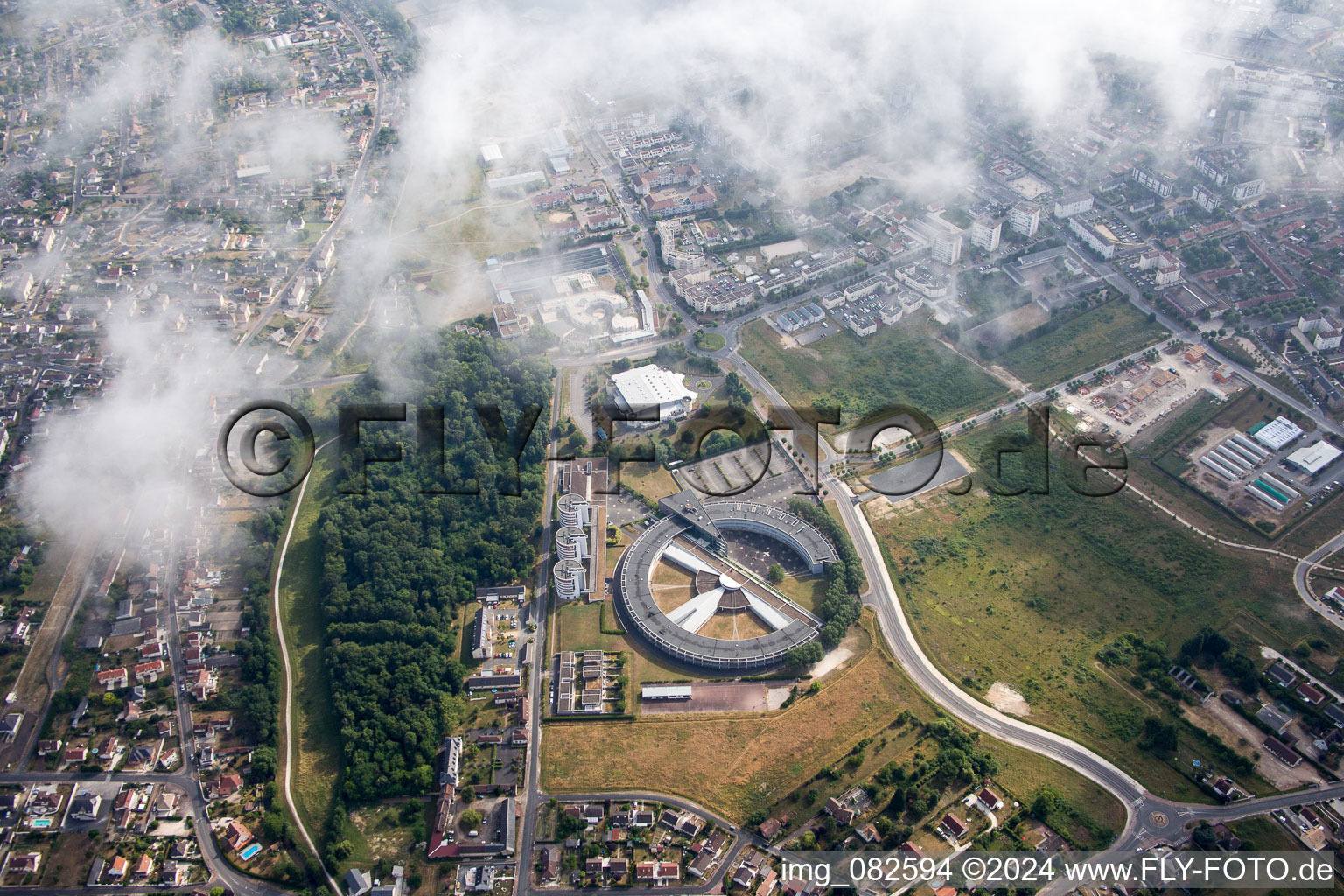 Vue aérienne de Bâtiment scolaire rond du Lycée Général et Technologique Durzy à Villemandeur dans le département Loiret, France