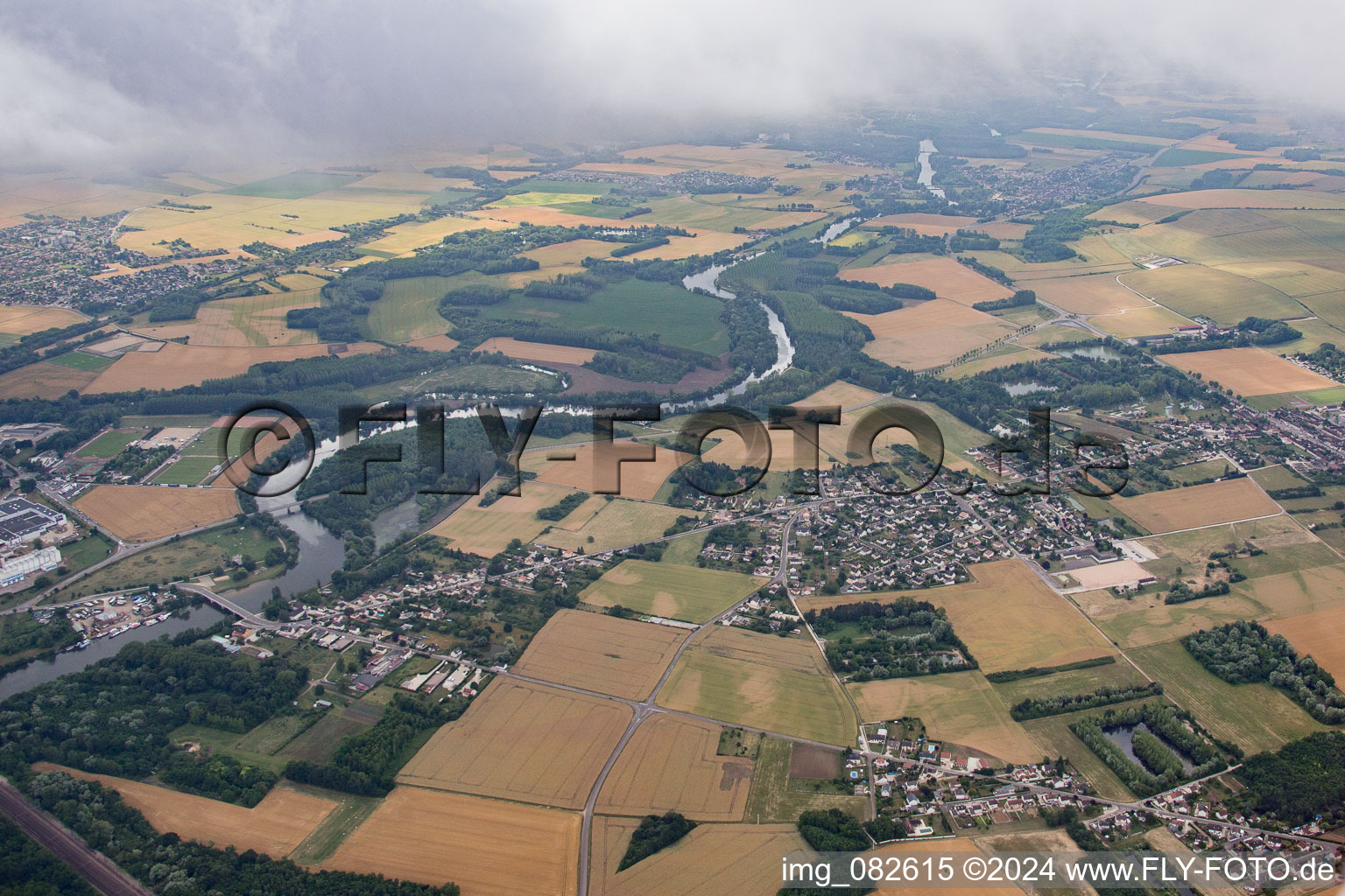 Vue aérienne de Les Grands Noyers à Charmoy dans le département Yonne, France