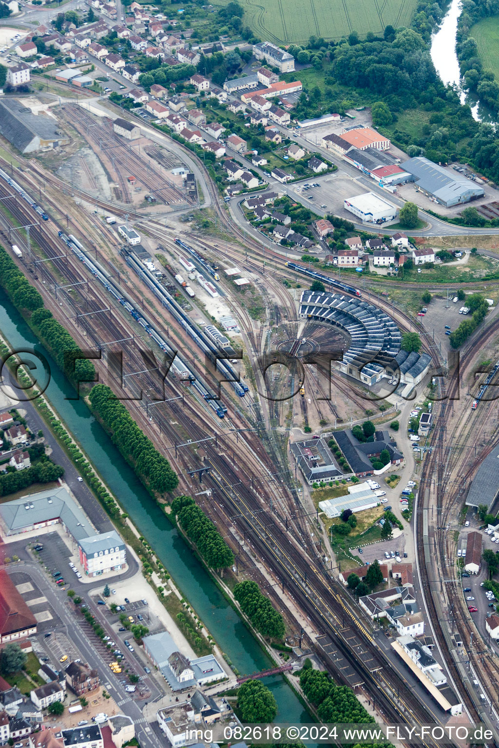 Vue aérienne de Dépôt ferroviaire et atelier de réparation, entretien et réparation de trains à Migennes dans le département Yonne, France