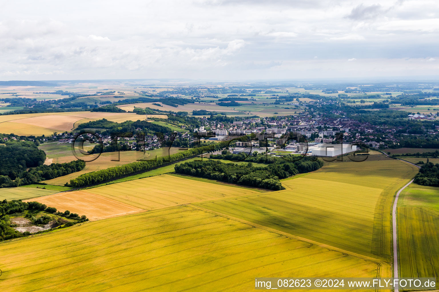 Vue aérienne de Champs de colza jaune et surfaces utilisables à Saint-Florentin dans le département Yonne, France