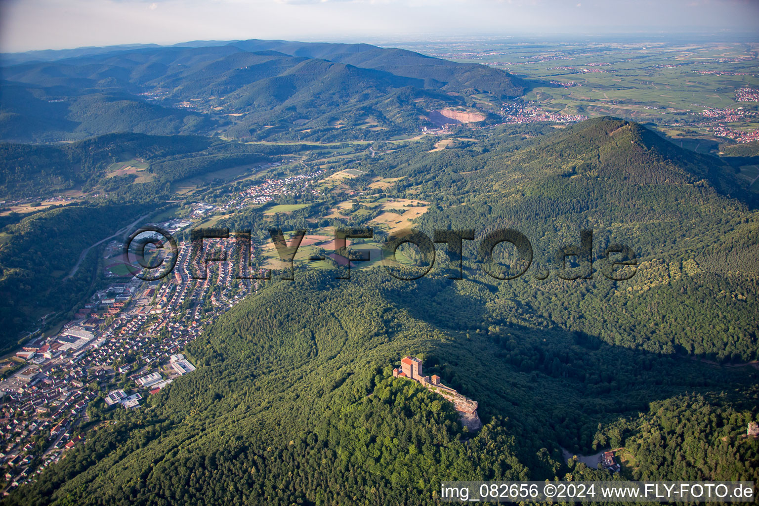 Vue aérienne de Château de Trifels à Annweiler am Trifels dans le département Rhénanie-Palatinat, Allemagne