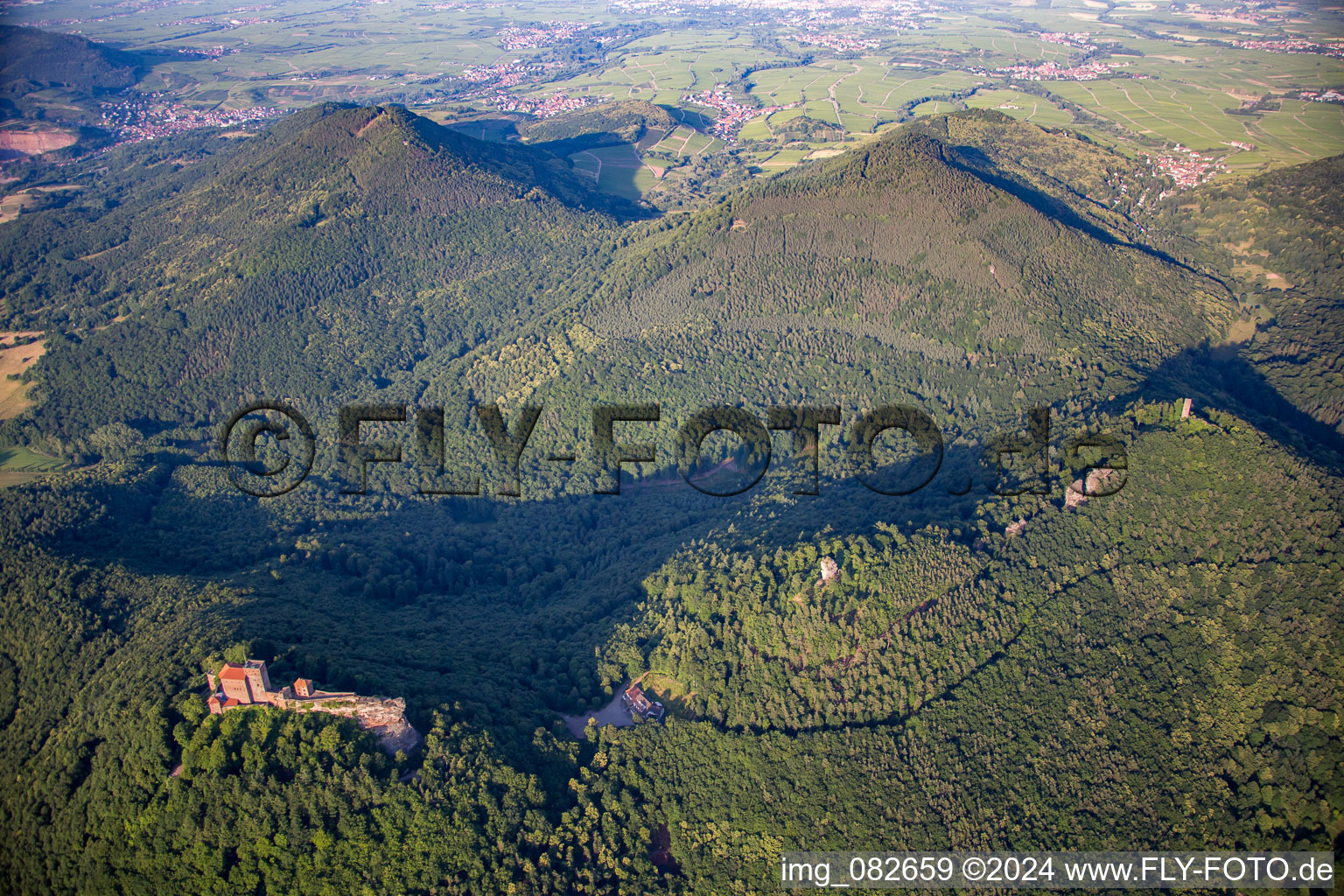 Vue oblique de Château de Trifels à Annweiler am Trifels dans le département Rhénanie-Palatinat, Allemagne