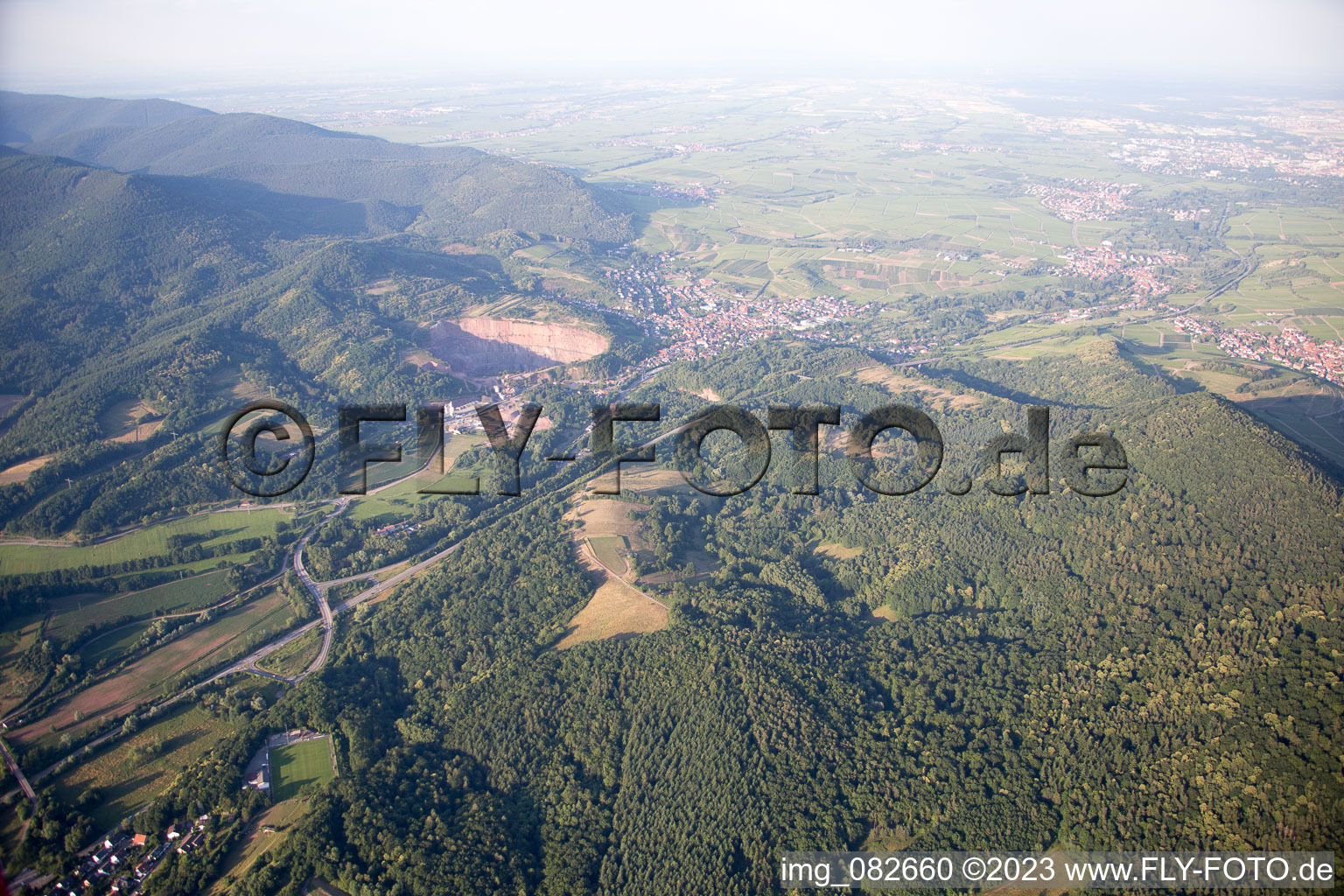 Vue aérienne de Sortie Queichtal à le quartier Queichhambach in Annweiler am Trifels dans le département Rhénanie-Palatinat, Allemagne