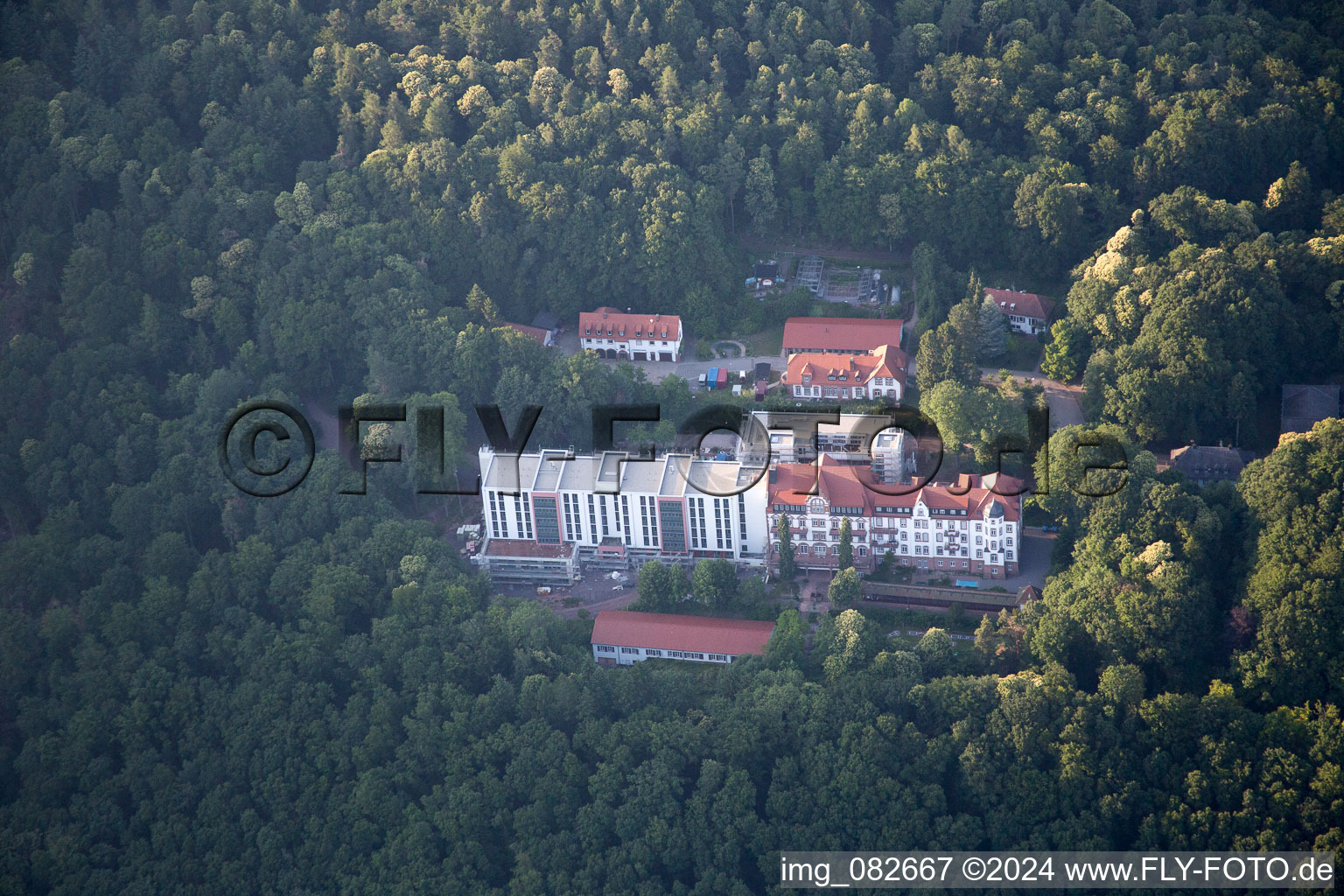 Clinique à Eußerthal dans le département Rhénanie-Palatinat, Allemagne vue d'en haut