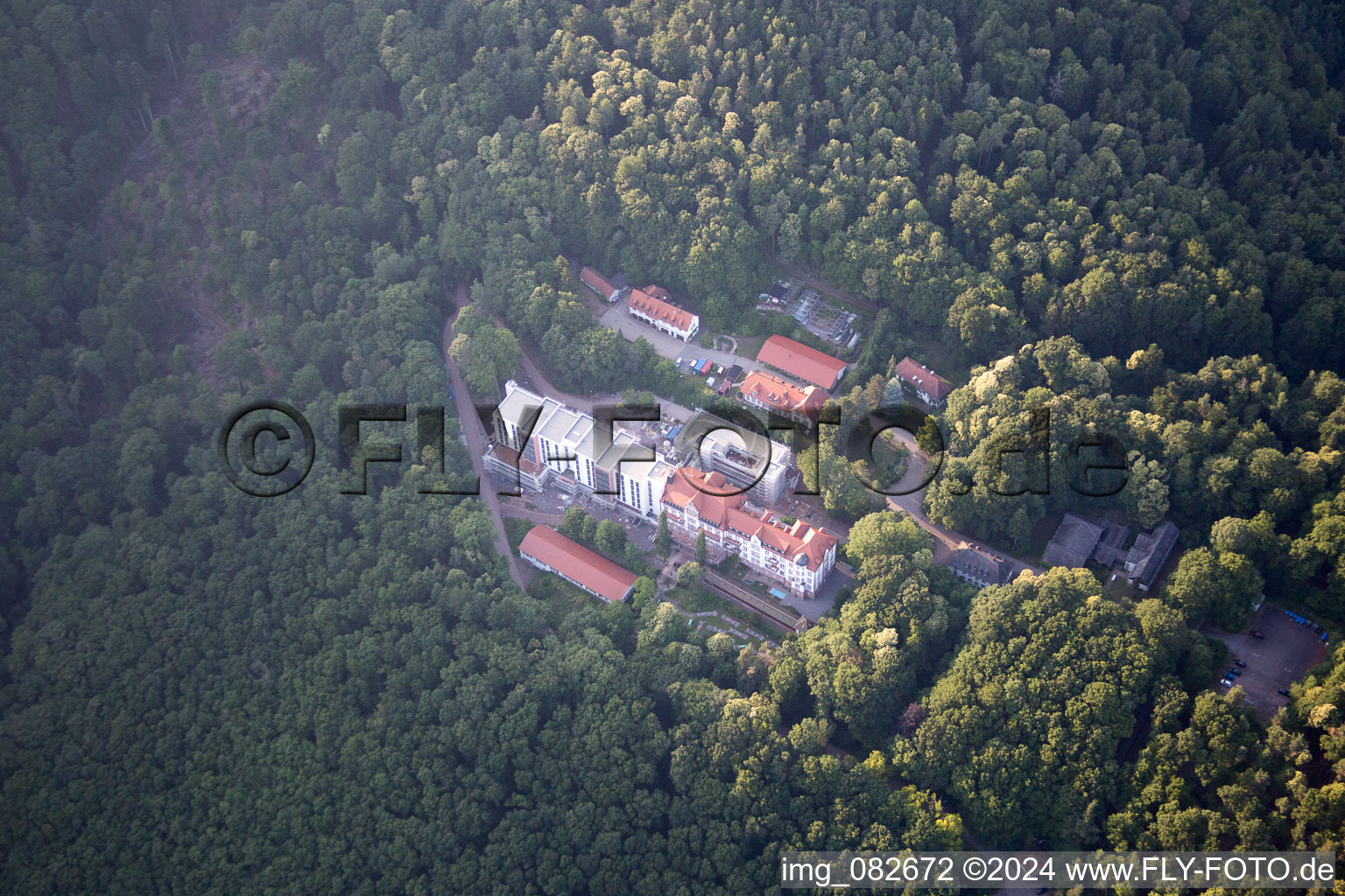 Vue aérienne de Clinique spécialisée Eußerthal. Clinique de réhabilitation des toxicomanes à Eußerthal dans le département Rhénanie-Palatinat, Allemagne