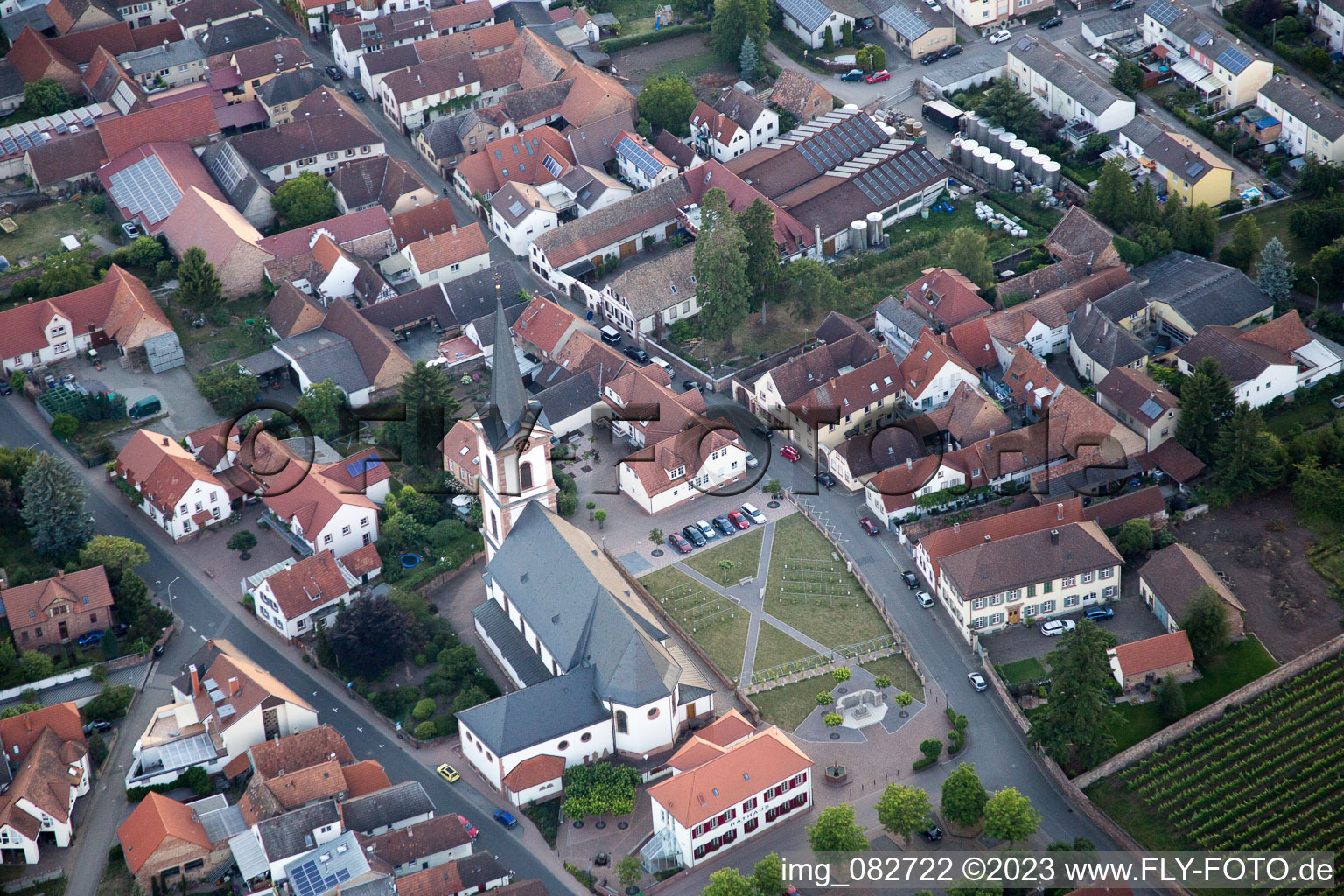 Vue d'oiseau de Edesheim dans le département Rhénanie-Palatinat, Allemagne